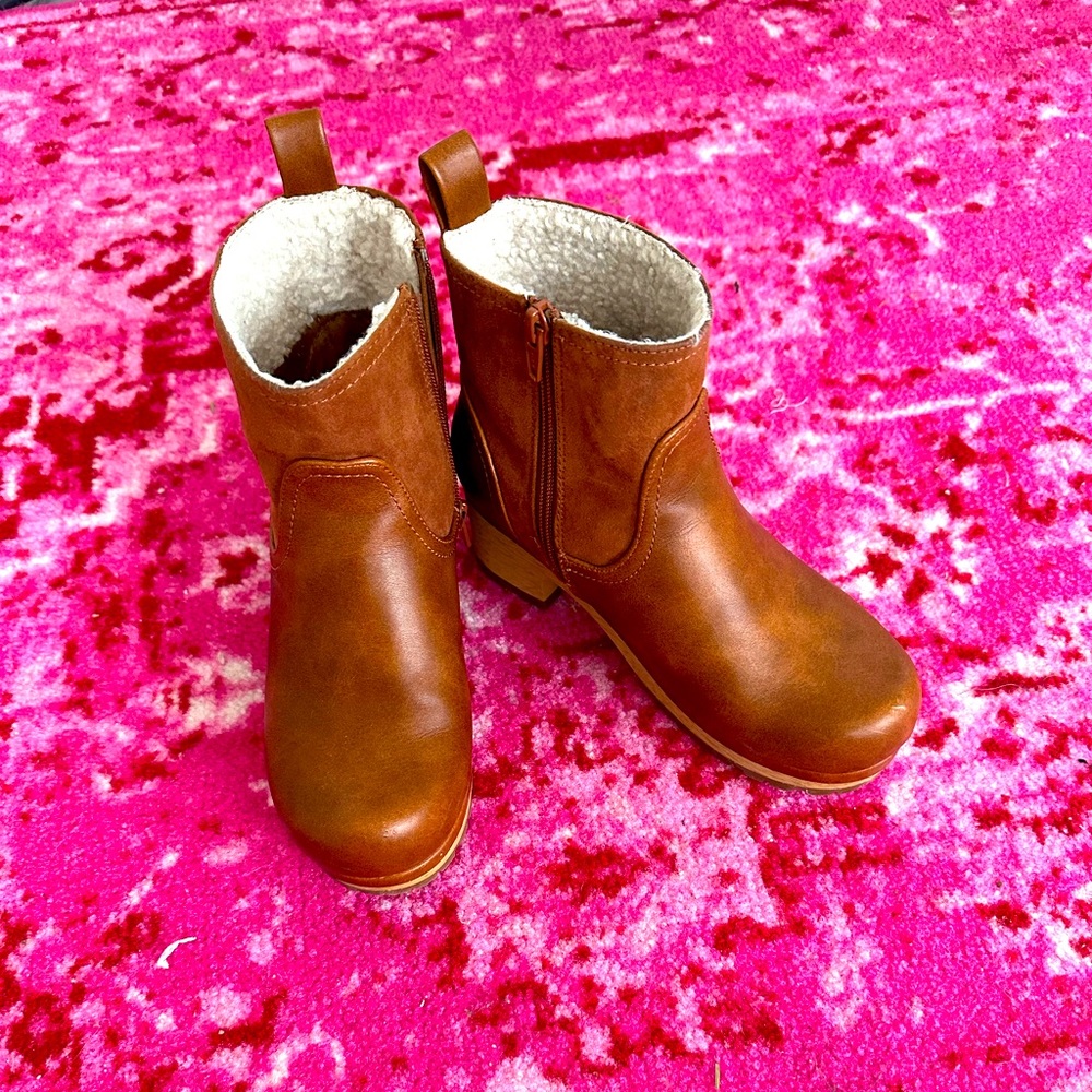 Clog boots